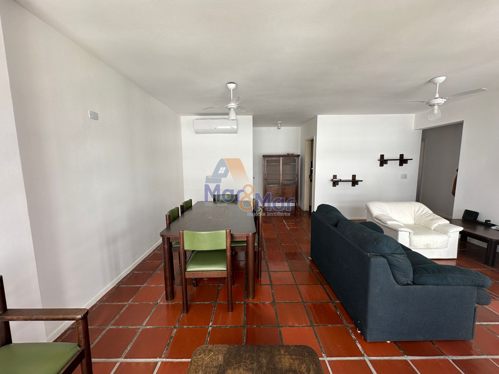 Apartamento na Praia das Pitangueiras, Guarujá - SP