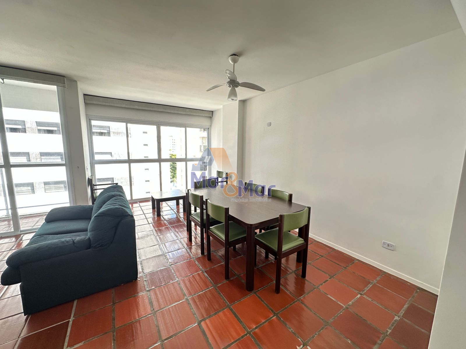 Apartamento na Praia das Pitangueiras, Guarujá - SP