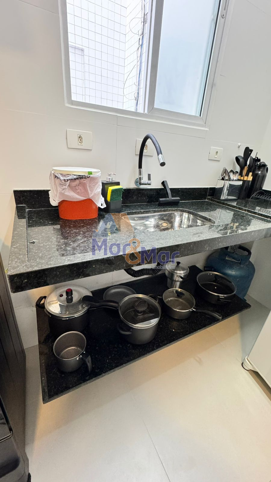 Apartamento na Praia das Pitangueiras, Guarujá - SP