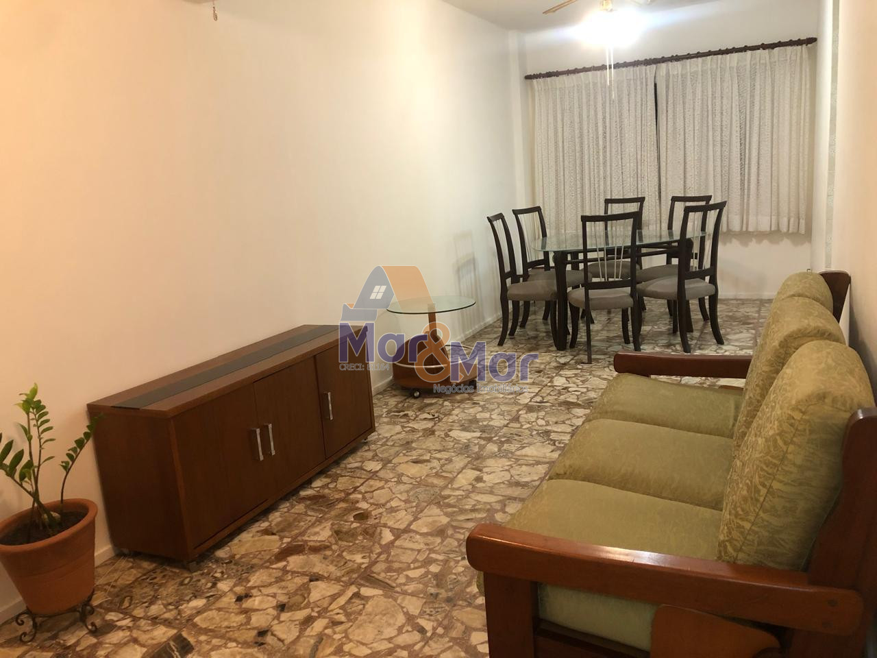 Apartamento na Praia das Pitangueiras, Guarujá - SP