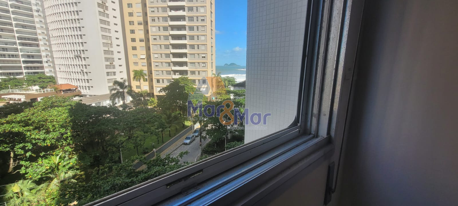 Apartamento na Praia das Pitangueiras, Guarujá - SP