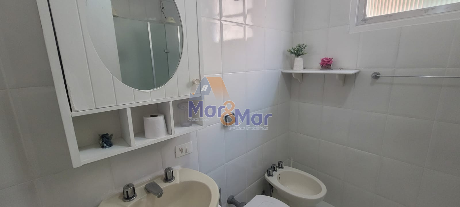 Apartamento na Praia das Pitangueiras, Guarujá - SP
