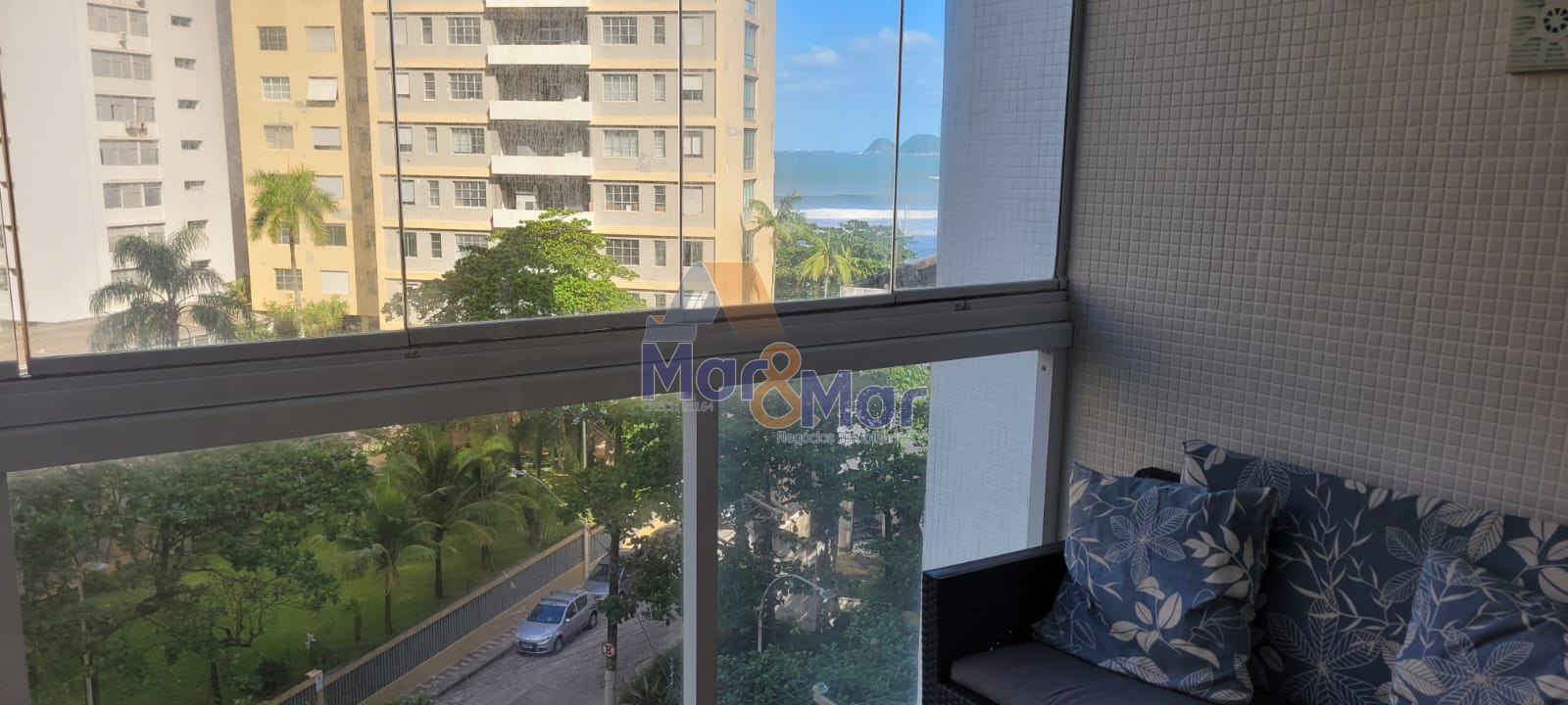 Apartamento na Praia das Pitangueiras, Guarujá - SP