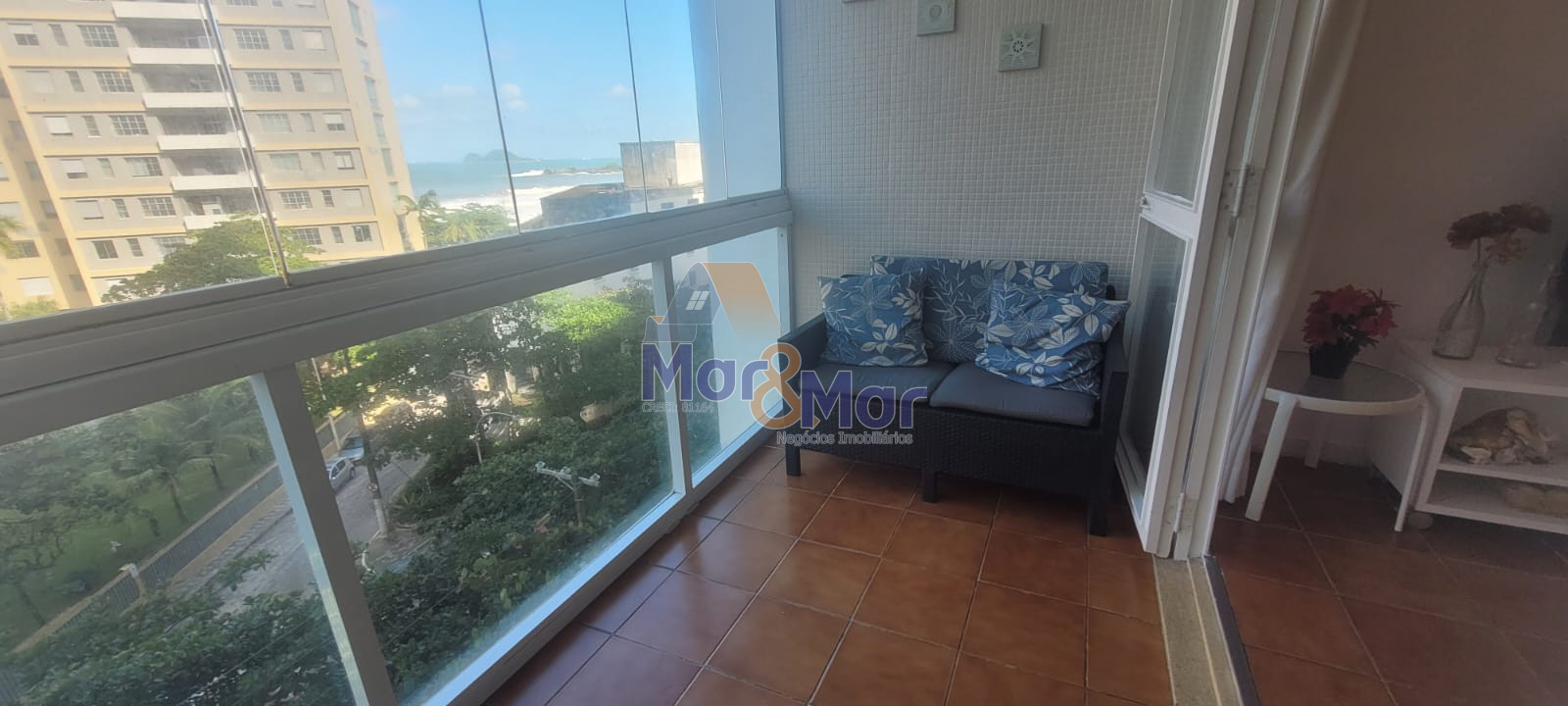 Apartamento na Praia das Pitangueiras, Guarujá - SP