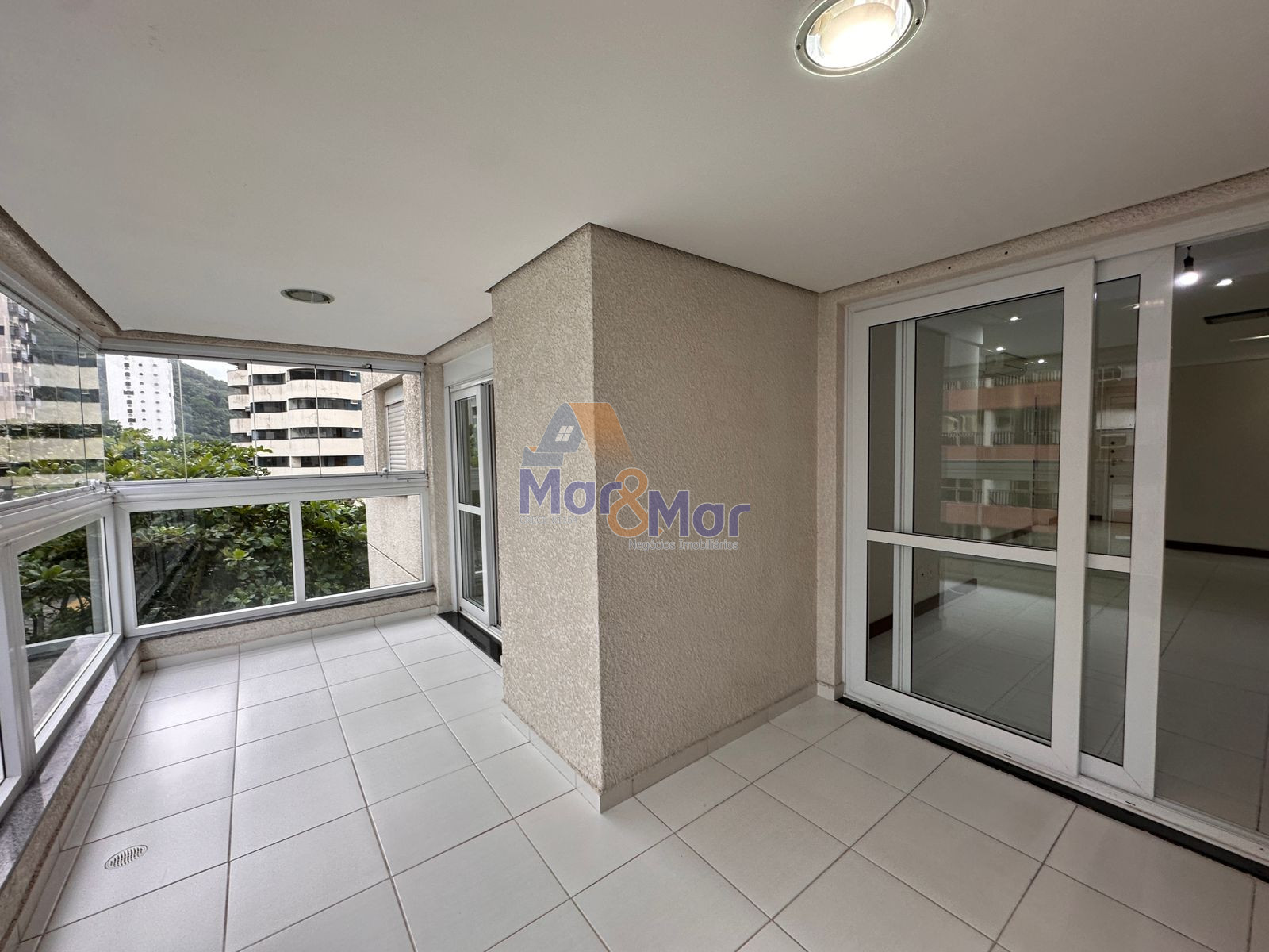 Apartamento na Praia das Pitangueiras, Guarujá - SP