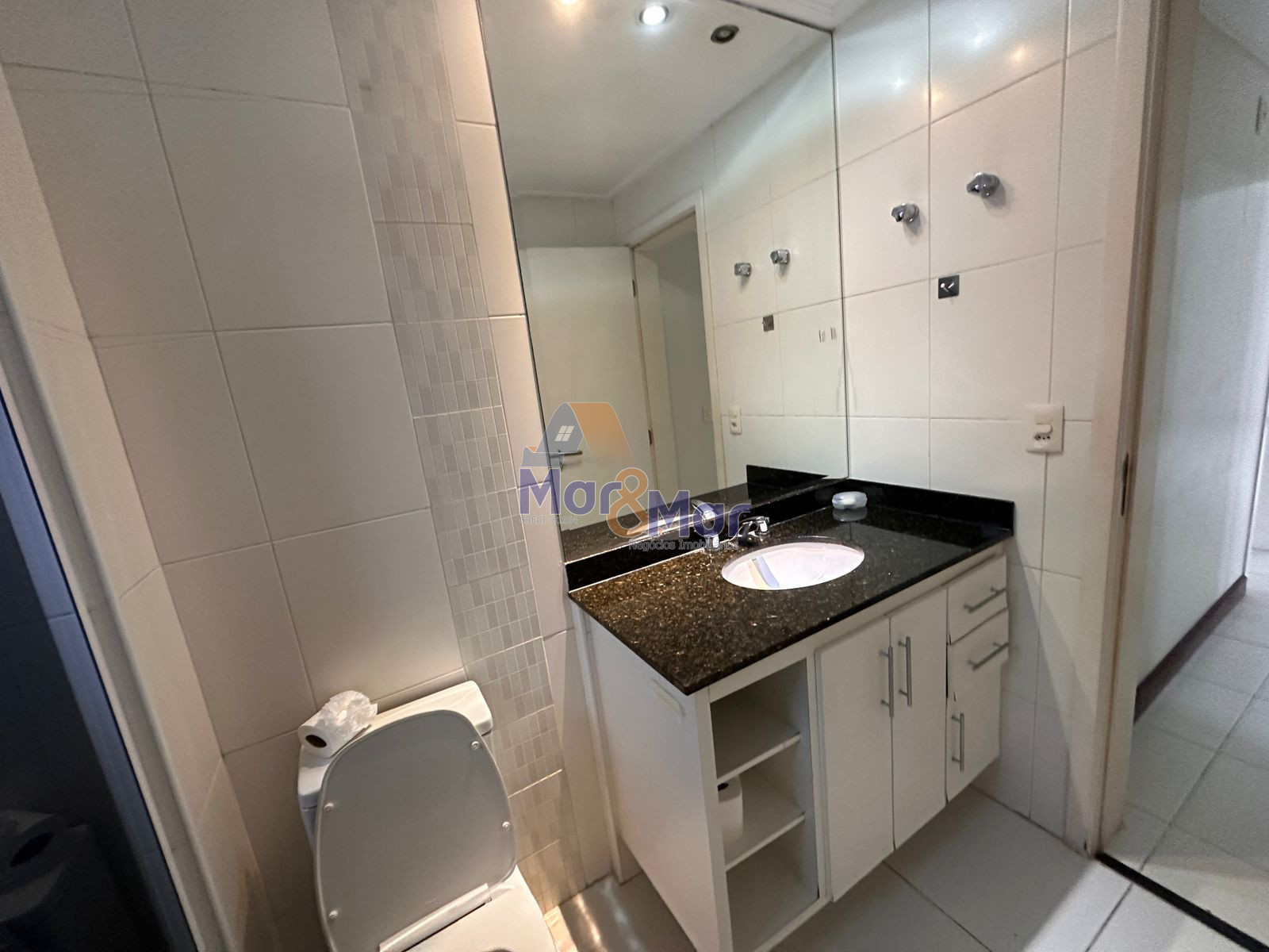 Apartamento na Praia das Pitangueiras, Guarujá - SP