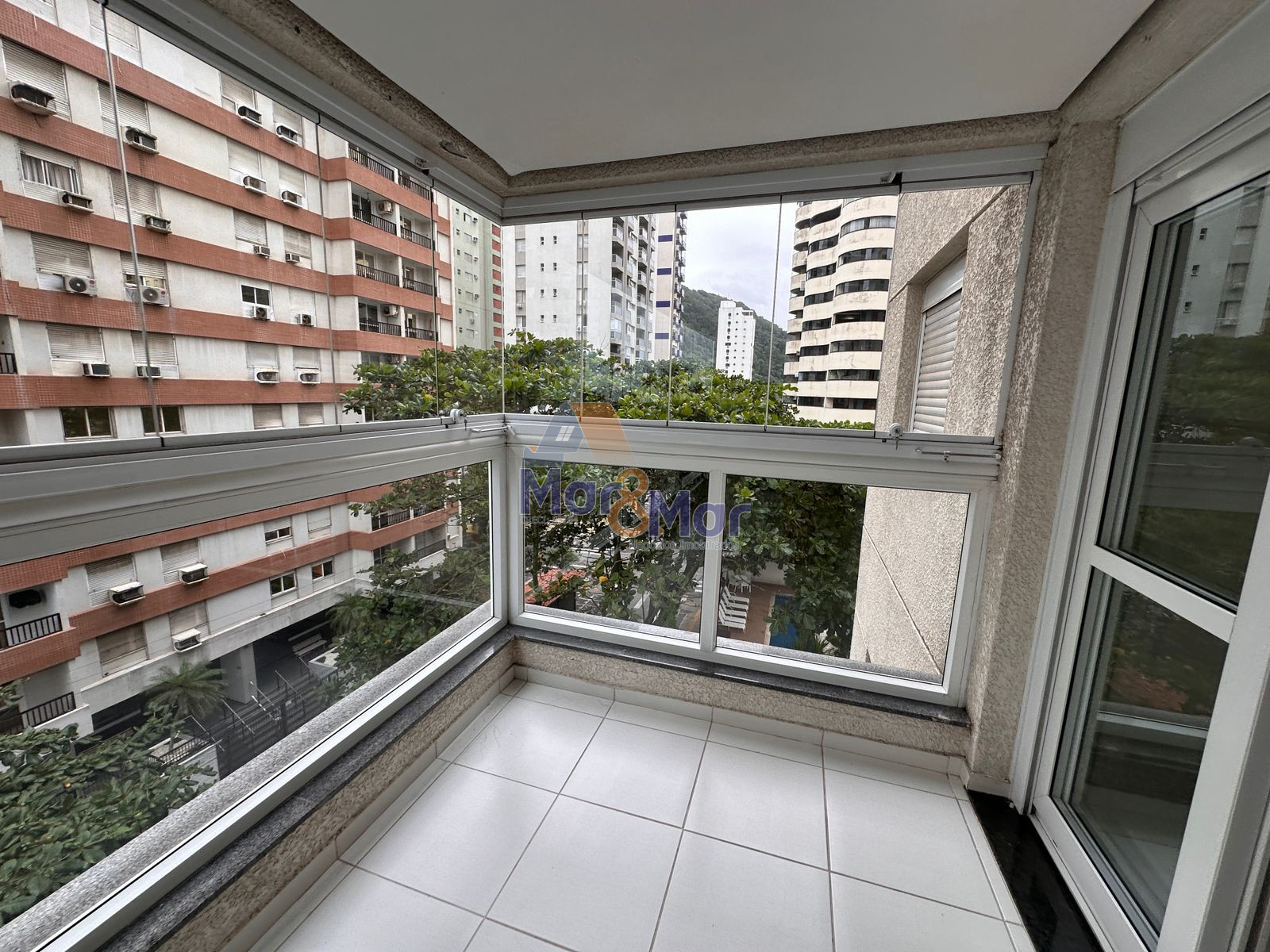Apartamento na Praia das Pitangueiras, Guarujá - SP