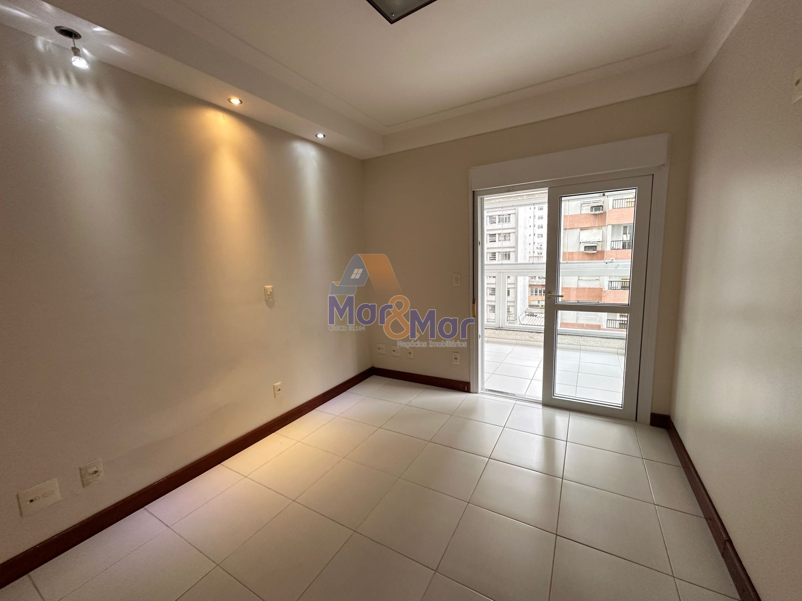 Apartamento na Praia das Pitangueiras, Guarujá - SP