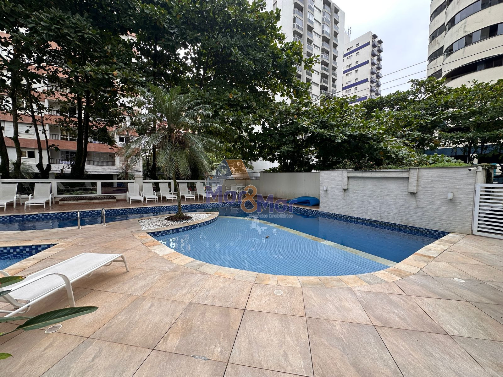 Apartamento na Praia das Pitangueiras, Guarujá - SP