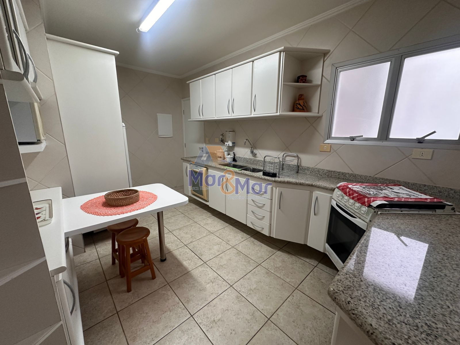 Apartamento na Praia das Pitangueiras, Guarujá - SP