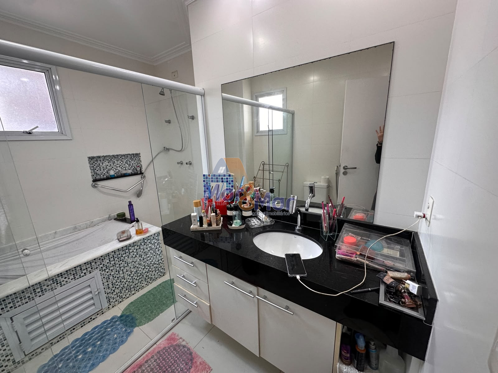 Apartamento na Praia das Pitangueiras, Guarujá - SP