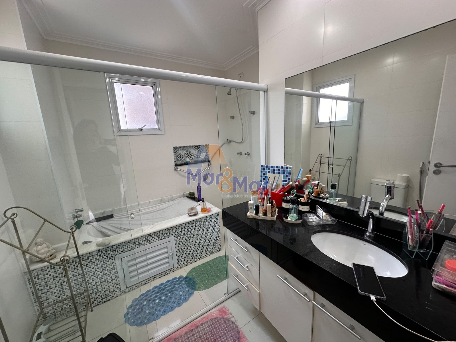 Apartamento na Praia das Pitangueiras, Guarujá - SP