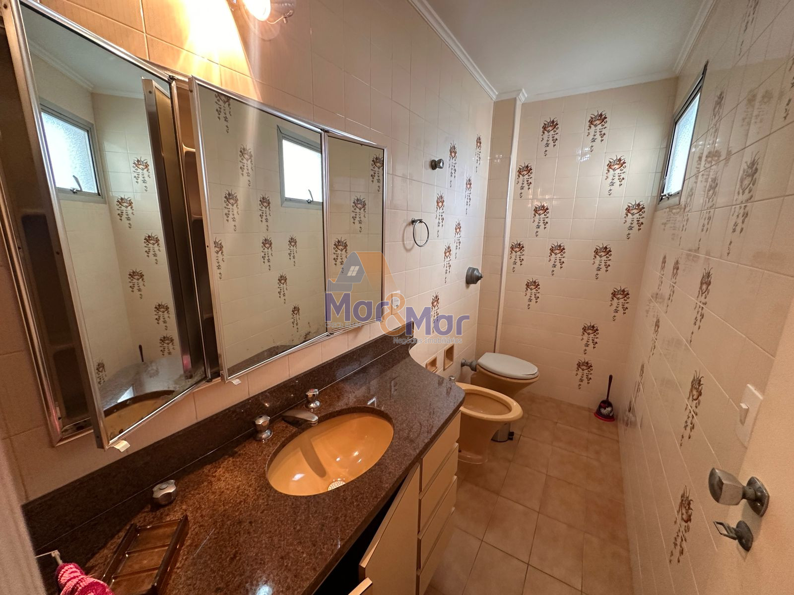 Apartamento na Praia das Pitangueiras, Guarujá - SP