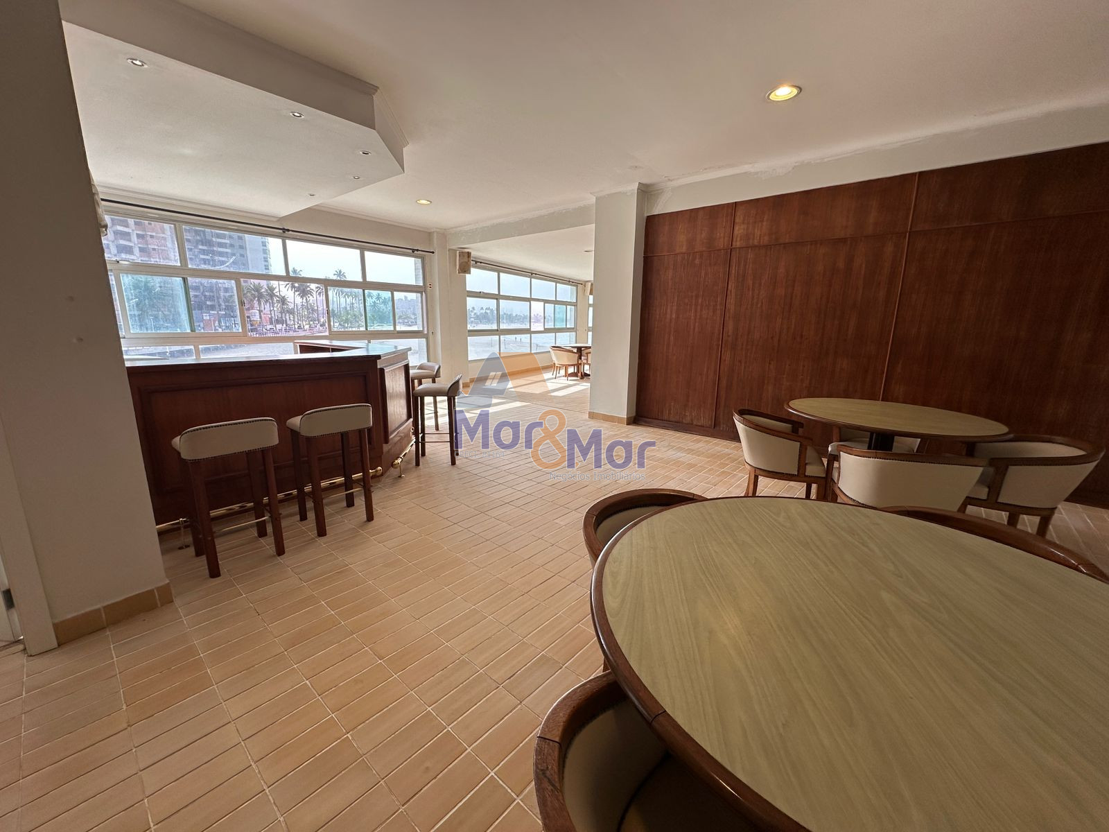 Apartamento Frente ao Mar nas Pitangueiras, Guarujá - SP