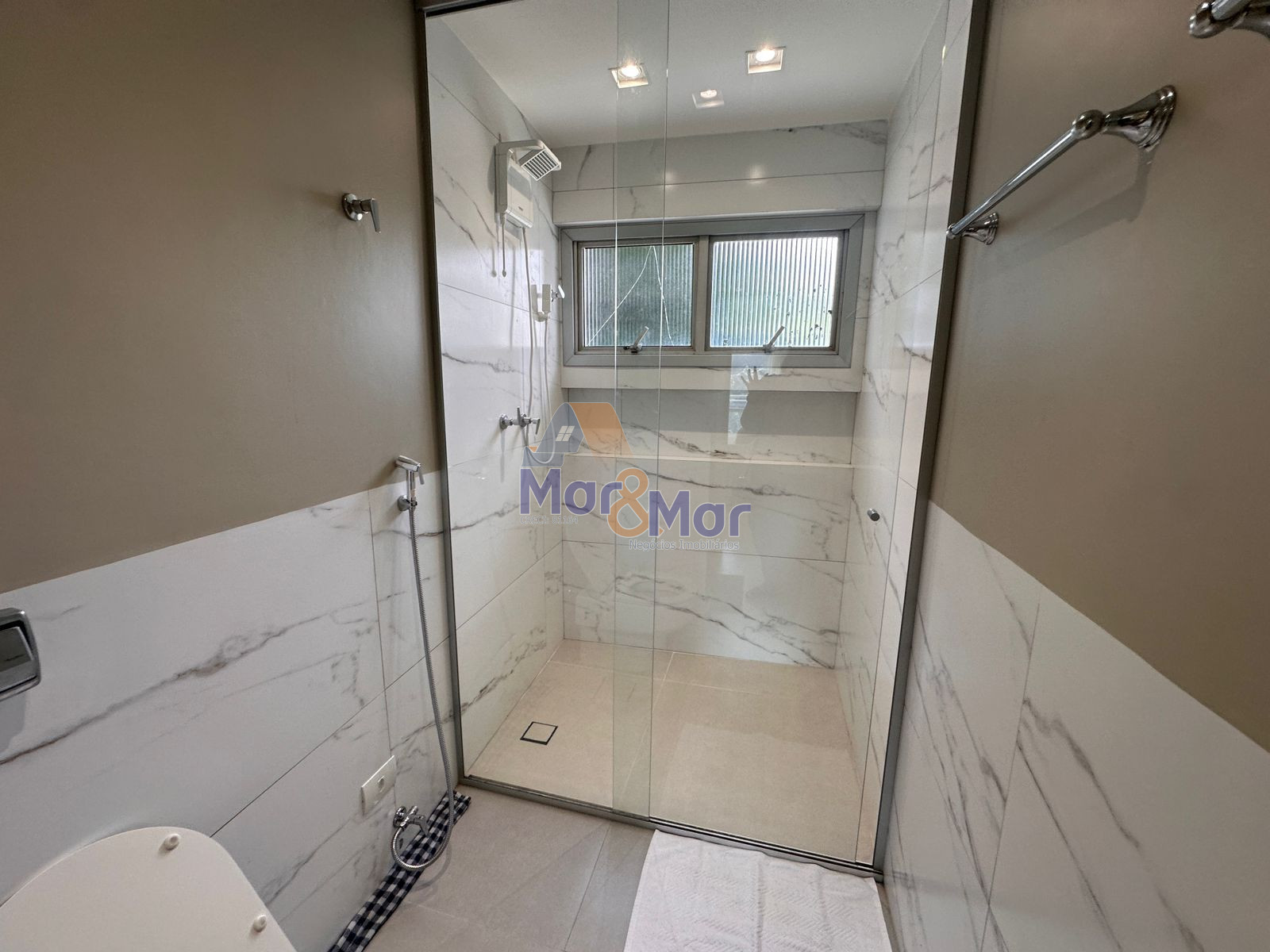 Apartamento Frente ao Mar nas Pitangueiras, Guarujá - SP