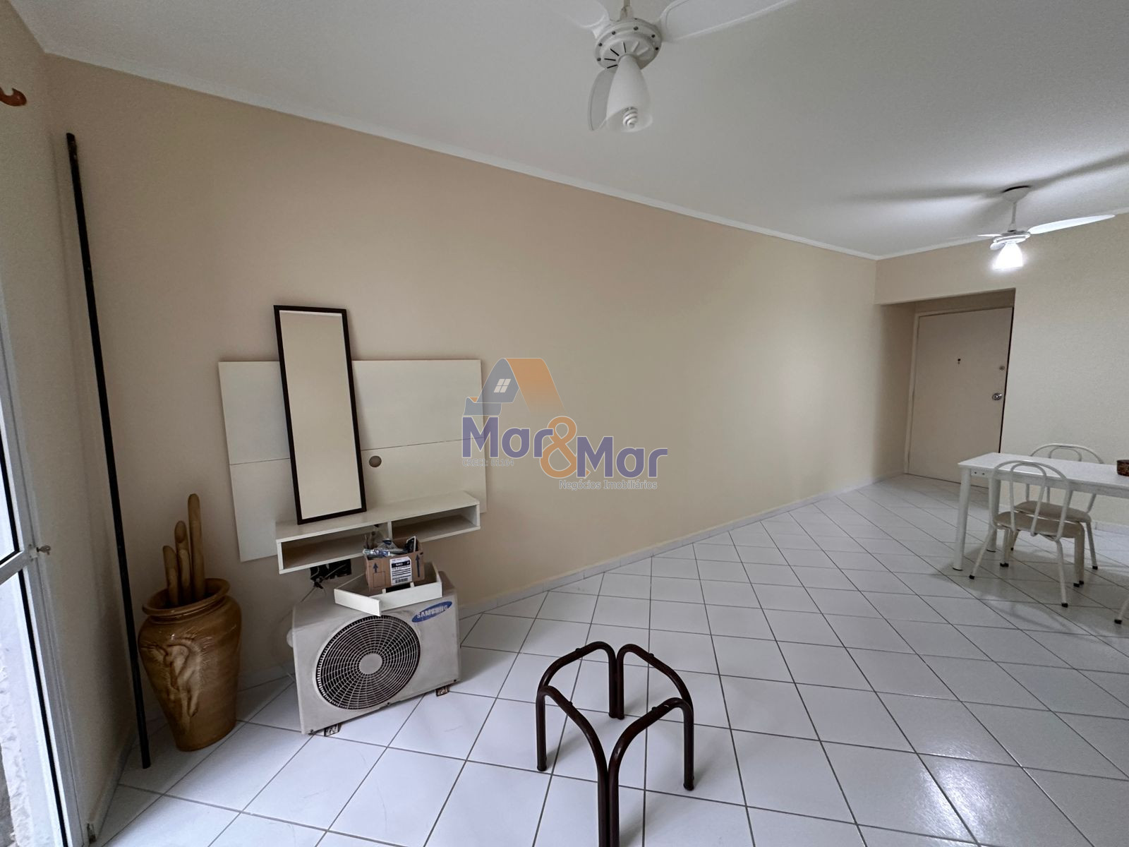 Apartamento na Praia das Pitangueiras, Guarujá - SP