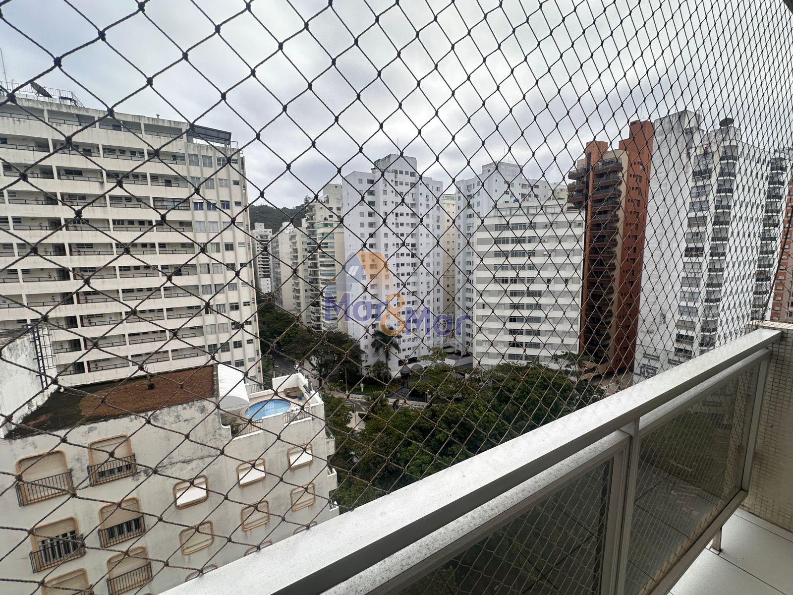 Apartamento na Praia das Pitangueiras, Guarujá - SP