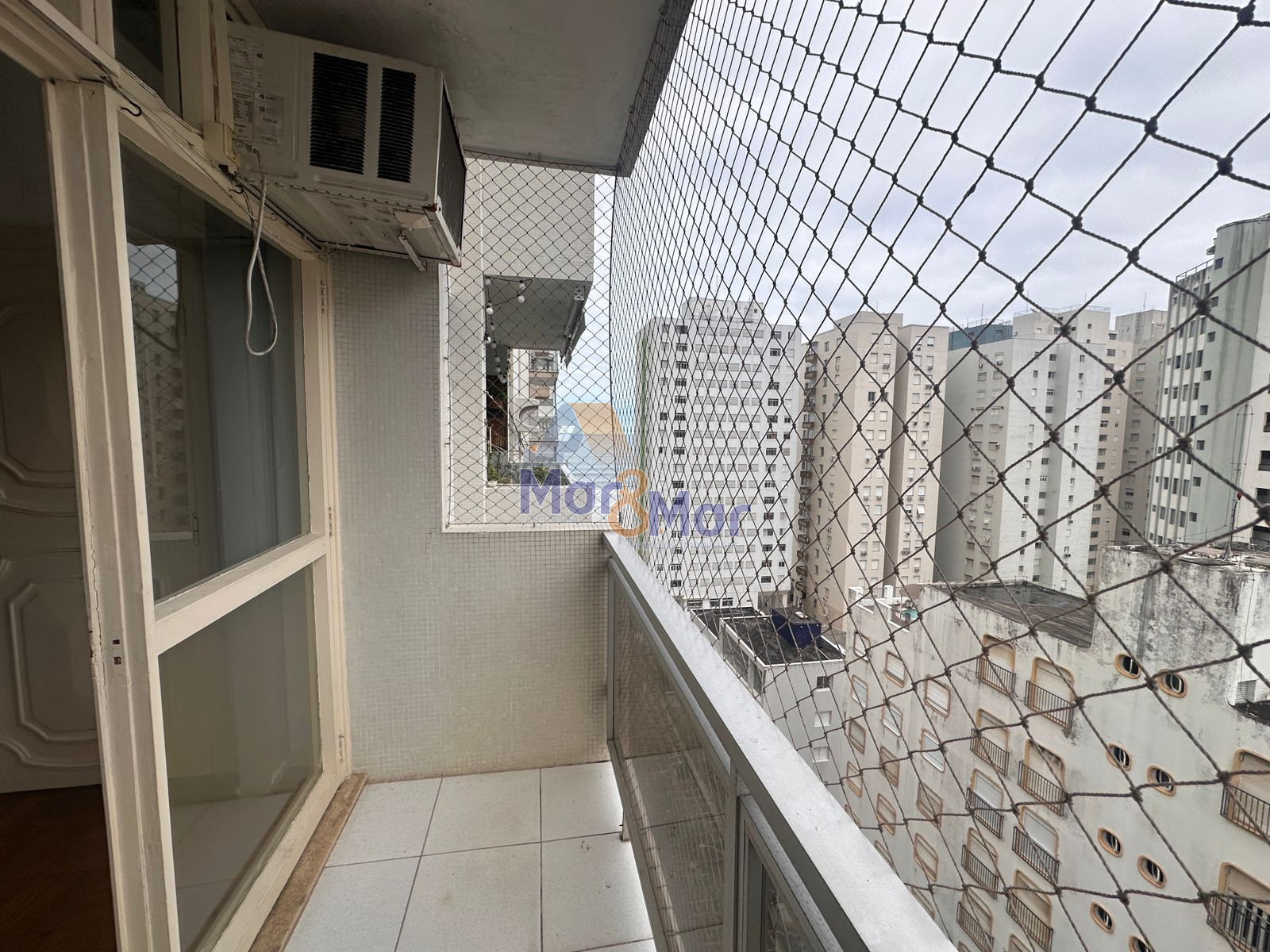 Apartamento na Praia das Pitangueiras, Guarujá - SP