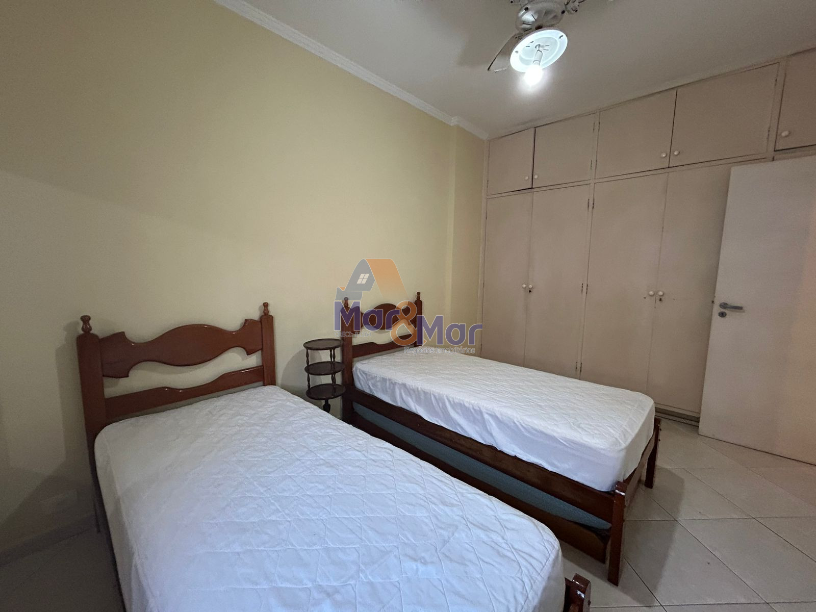 Apartamento na Praia das Pitangueiras, Guarujá - SP