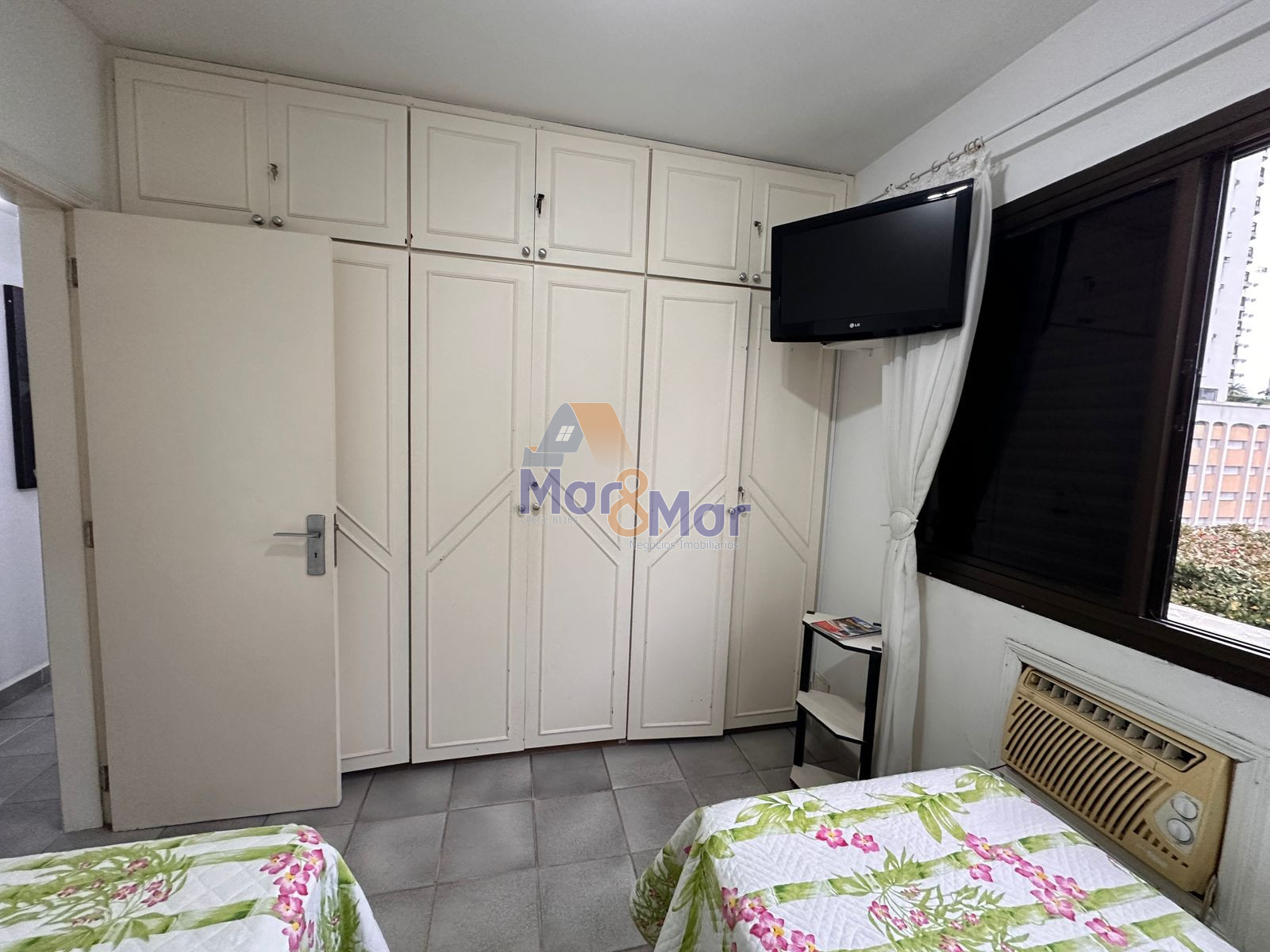 Apartamento na Praia das Pitangueiras, Guarujá - SP