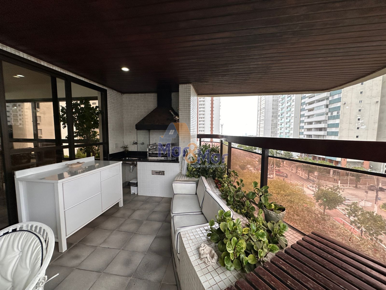 Apartamento na Praia das Pitangueiras, Guarujá - SP