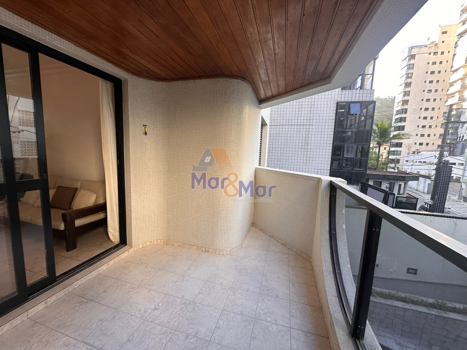 Apartamento na Praia das Pitangueiras, Guarujá - SP