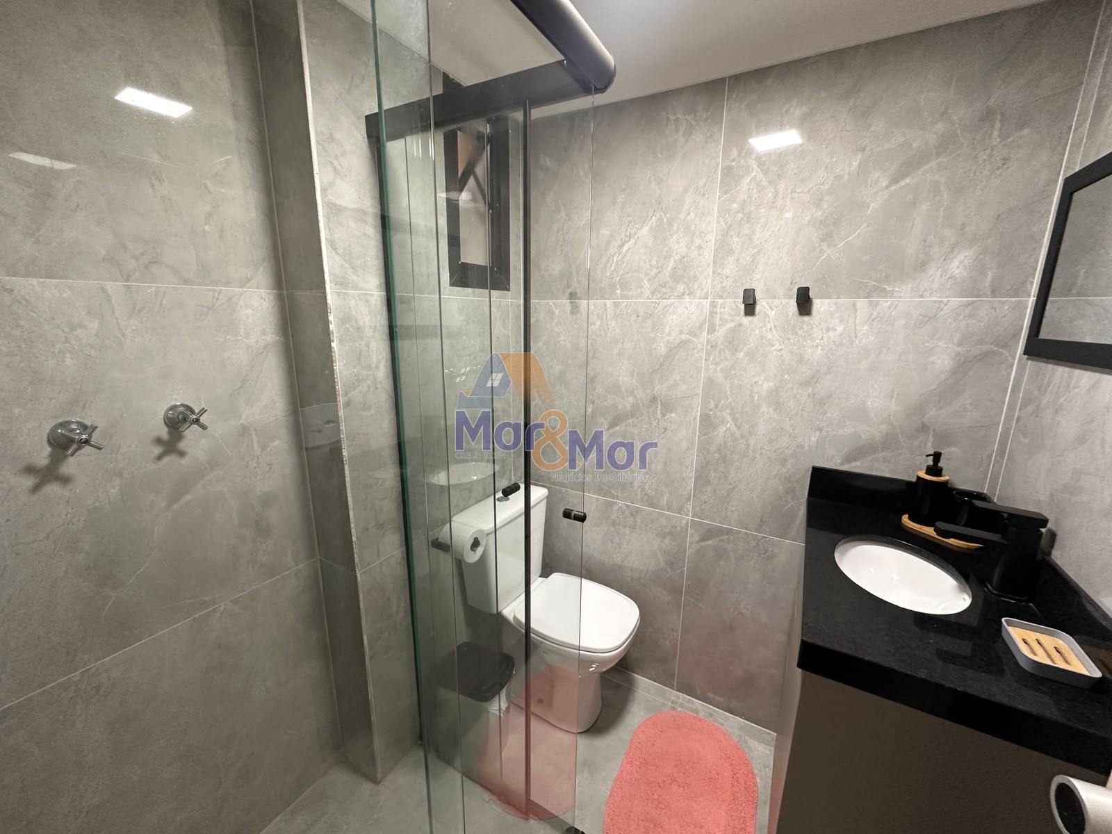 Apartamento na Praia das Pitangueiras, Guarujá - SP