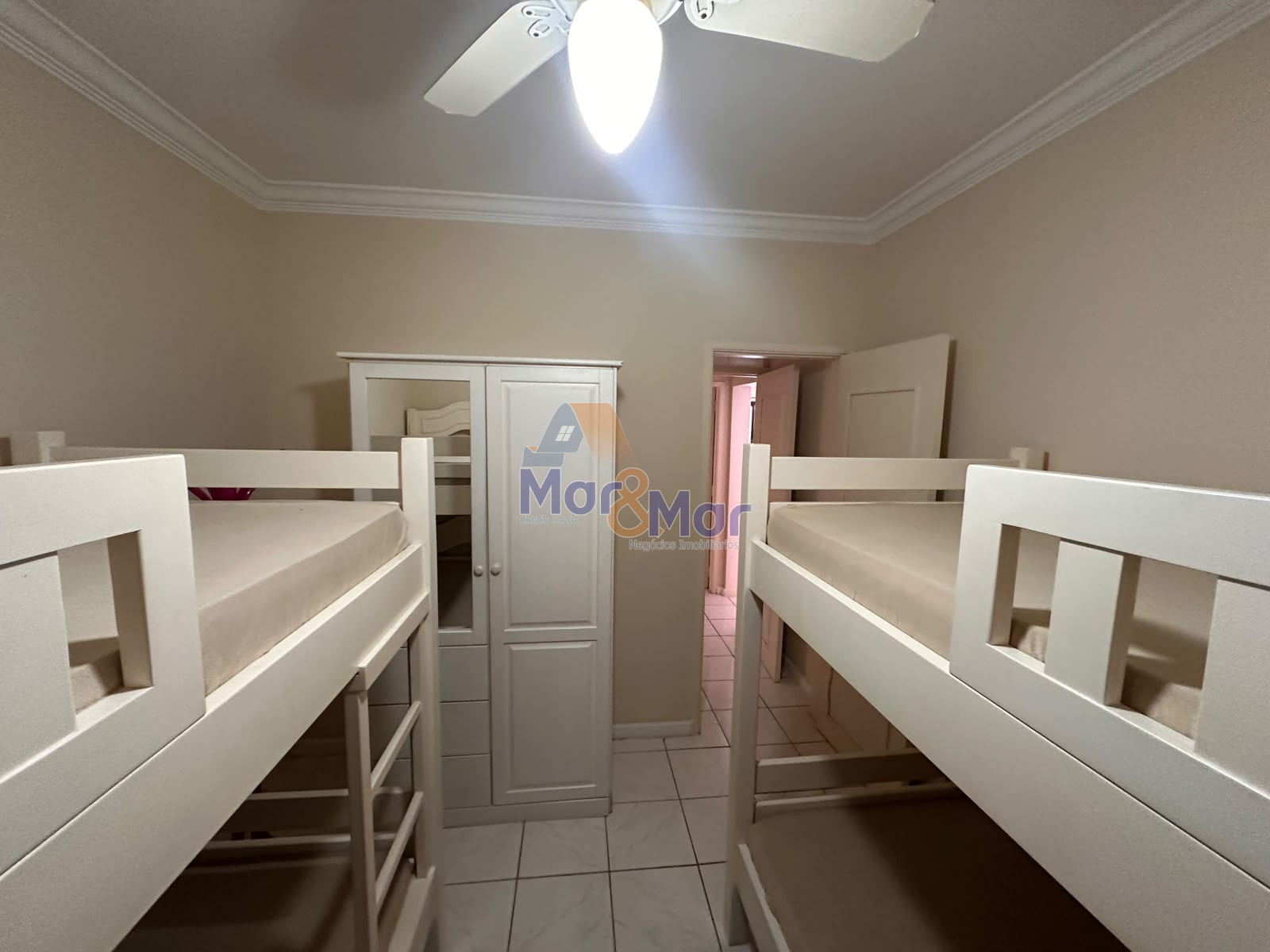 Apartamento na Praia das Pitangueiras, Guarujá - SP