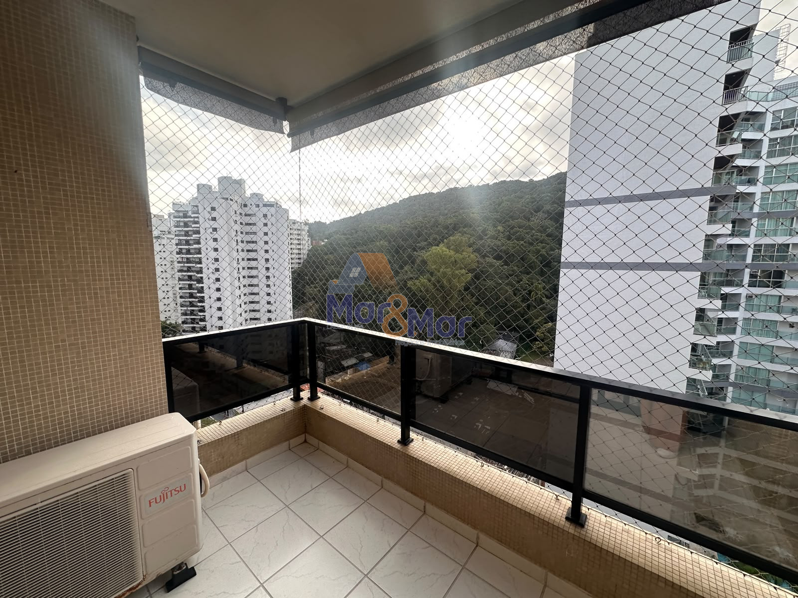 Apartamento na Praia das Pitangueiras, Guarujá - SP