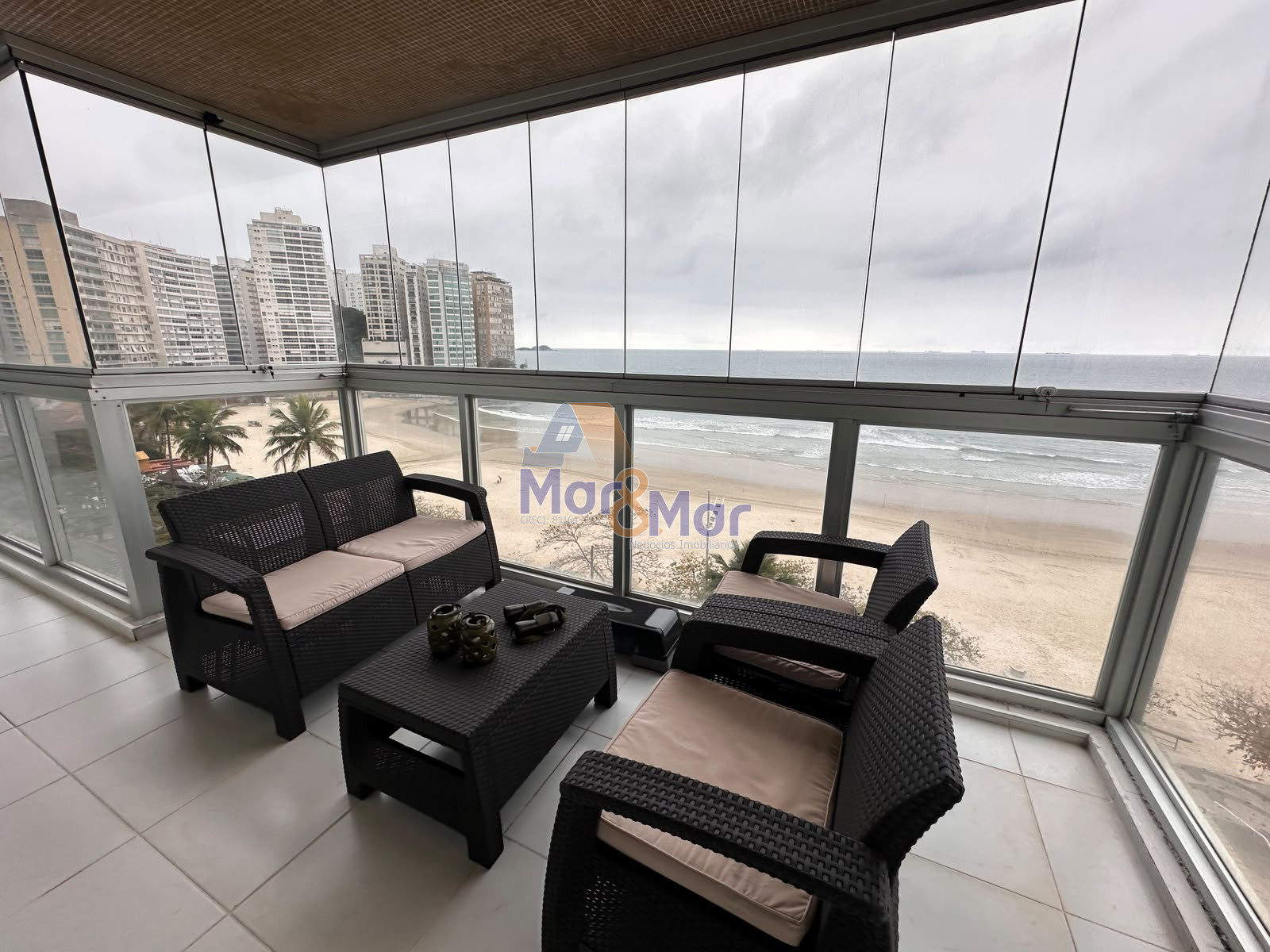 Apartamento Frente ao Mar nas Pitangueiras, Guarujá - SP
